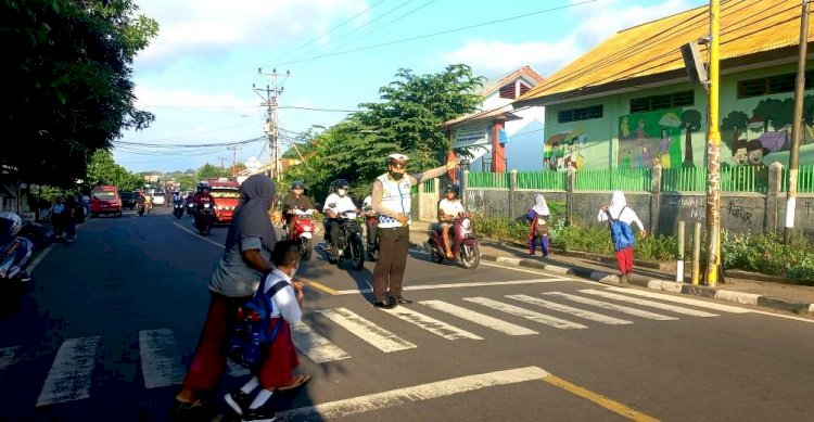 Bentuk Pelayanan Prima, Sat Lantas Polres Flotim Rutin Giat Gatur Lalin Dipagi Hari