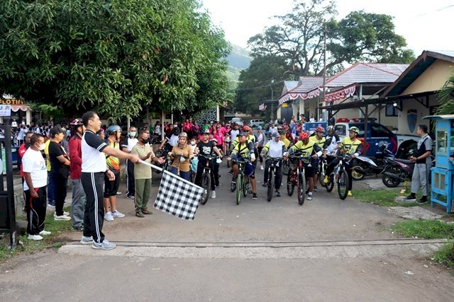 Sangat Antusias, Ratusan Peserta Jalan Santai dan Fun Bike Ramaikan Hari Bhayangkara ke-76