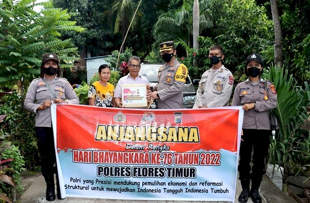 Merajut Kembali Tali Asih Dihari Bhayangkara ke-76, Kapolres Flotim Kunjungi dan Berikan Bantuan