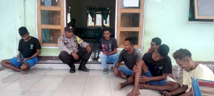 Sambang dan Patroli Dialogis Desa Binaannya, Bhabinkamtibmas Sambangi Ketua RW