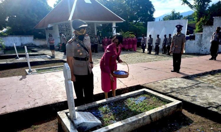 Polres Flotim Gelar Upacara Ziarah dan Tabur Bunga di TMP Lapak Tanah