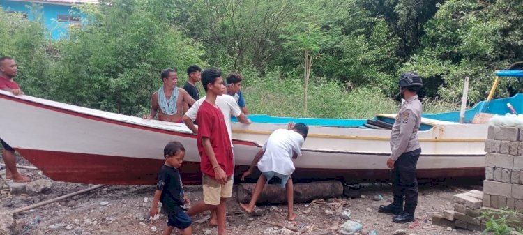 Kegiatan Rutin Yang Ditingkatkan Kanit SPKT Polsek Omesuri Sambangi Nelayan Pesisir Pantai.