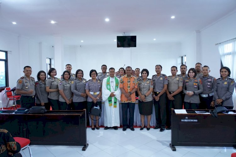 Ikut Kebaktian di Gereja Kota Baru, Kapolda NTT Ajak Jemaat Ciptakan Kamtibmas yang Kondusif