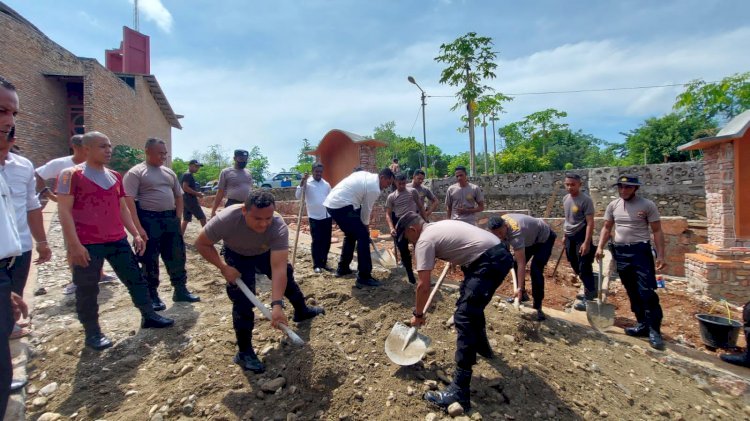 Anggota Polres TTU Kerja Bhakti di Gereja Sasi, Pater Jose : Ini Dukungan Luar Biasa