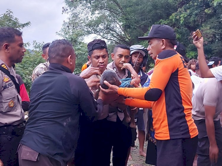 Personel Polres TTU Evakuasi Korban Akibat Terseret Banjir