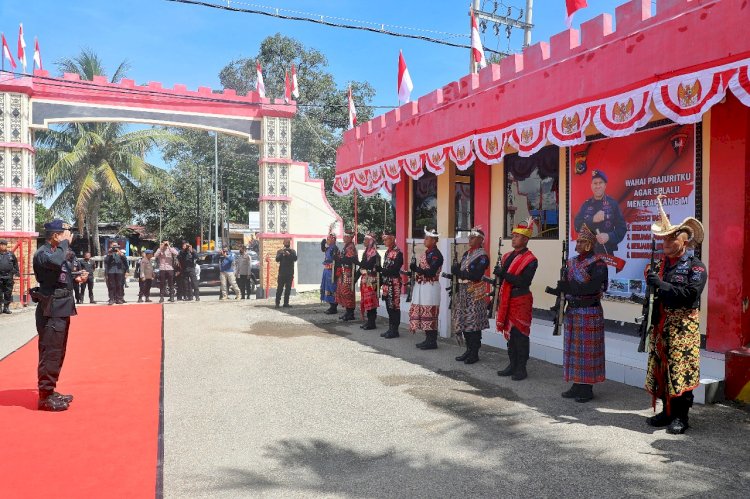 Dibalut Kain Adat NTT, Regu Jarmat Satbrimob Sambut Kapolda NTT