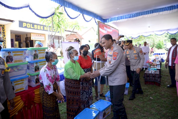 Kunker Ke Polsek Nelle, Kapolda NTT Bersama Ketua Bhayangkari Daerah Berbagai Kasih Kepada Masyarakat Tidak Mampu