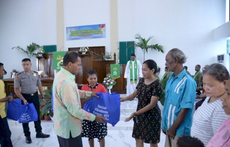 Sentuhan Kasih Dari Kapolda NTT Dengan Berikan Paket Sembako Kepada Jemaat GMIT Imanuel Oepura