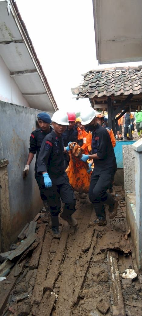 Hujan rintik sejak pagi tak halangi evakuasi 5 korban gempa Cianjur