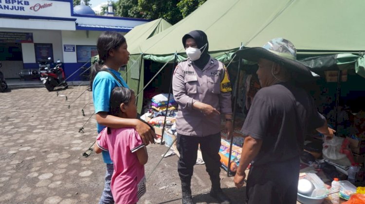 Rumahnya Hancur Akibat Gempa Cianjur, Polwan Bhabinkamtibmas Ini Tetap Jalani Tugas Layani Masyarakat