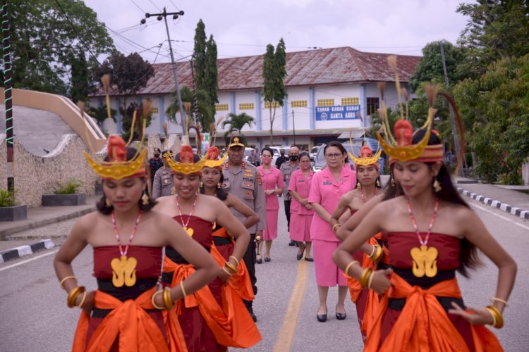 Tarian Adat Woleka Sambut Kedatangan Kapolda dan Ketua Bhayangkari Daerah NTT di Mapolres Sumba Barat