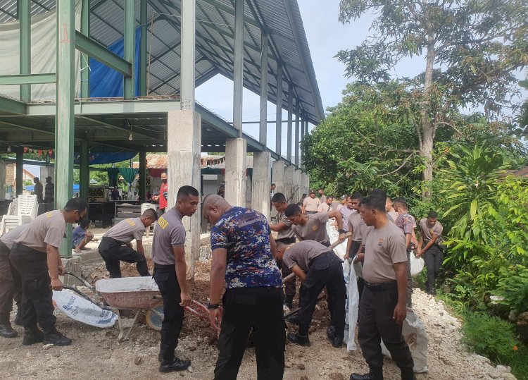 Sambut Natal dan Tahun Baru, Personel Polda NTT Gelar Bakti Religi Bersih-Bersih Tempat Ibadah di Kota Kupang