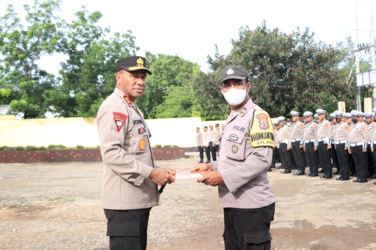 Berhasil Ungkap Kasus Penimbunan BBM Bersubsidi, Aipda Aga Arianto Z. Saekoko Diberi Penghargaan oleh Kapolda NTT