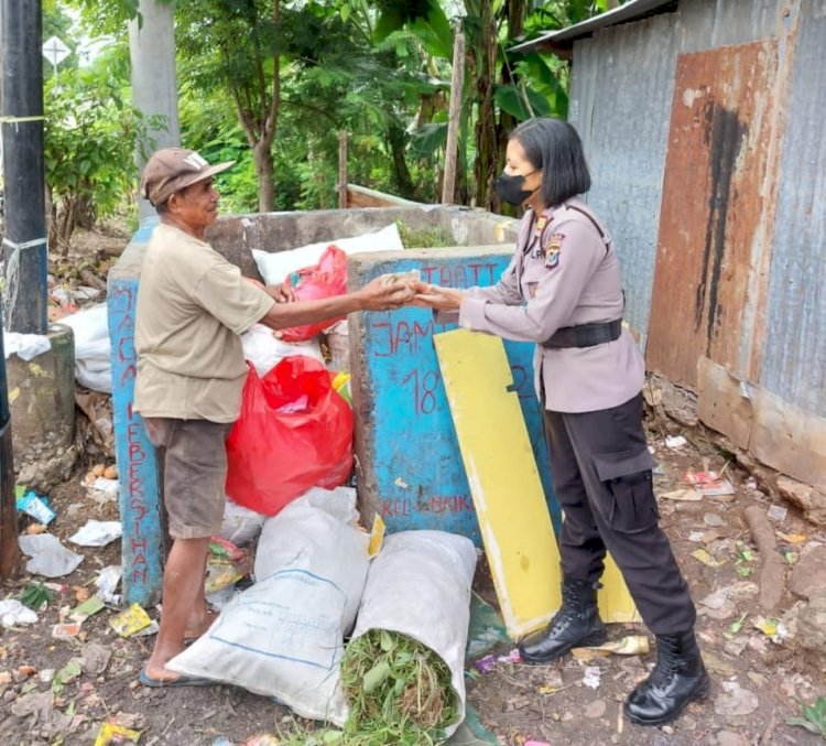 Srikandi Ditsamapta Polda NTT Berbagi Kasih Berikan Makanan kepada Masyarakat