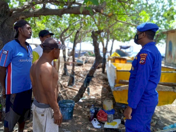 Gelar Patroli Pesisir, Personel Ditpolairud Polda NTT Beri Imbau Keselamatan Berlayar di Lembata