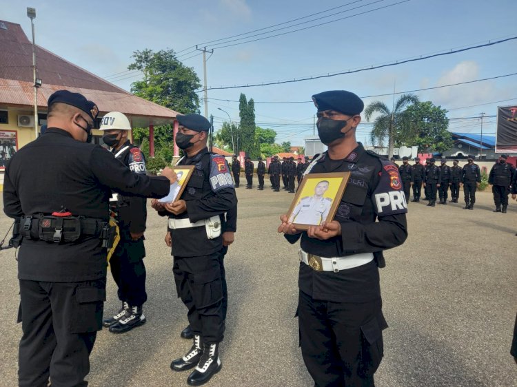 Dansatbrimob Polda NTT Pimpin Upacara PTDH 2 Personel dari Kedinasan Polri