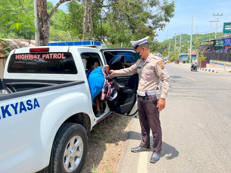 Untuk Keselamatan Para Siswa, Anggota Satlantas Polres Manggarai Barat Jemput dan Antar Anak Sekolah dengan Mobil Patroli