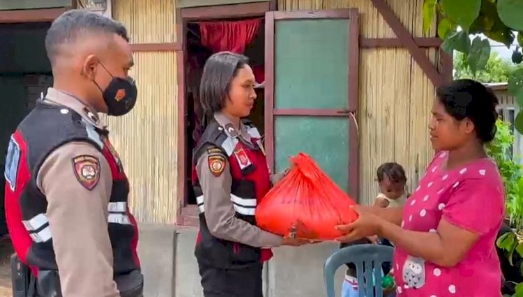 Bantu Warga Kurang Mampu, Anggota Ditsamapta Polda NTT Patroli Sambil Bagikan Sembako