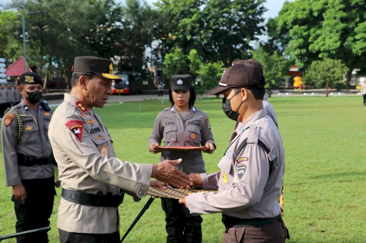 Berprestasi, Dua Anggota Satpam ini dapat Penghargaan dari Kapolda NTT