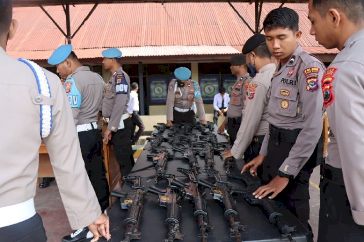 Pastikan Sesuai SOP, Kasi Propam Polres Sumba Barat  Cek Kelengkapan Senpi Anggota