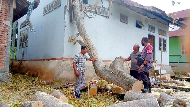 Terkena Dampak Cuaca Buruk, Bhabinkamtibmas AIPDA Fransiskus Sili Datangi Poskesdes