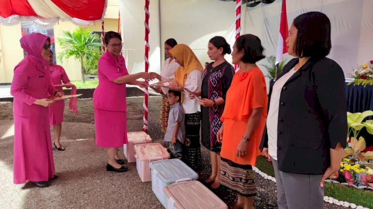 Tatap Muka dengan Bhayangkari Cabang Kupang Kota, Ketua Bhayangkari Daerah NTT  Berikan Tali Asih kepada Warakawuri,  Dian Kemala dan Anak Yatim