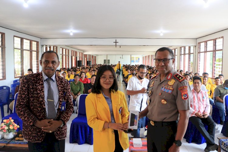 Kapolda NTT Bagikan Handphone Baru Kepada Mahasiswa UKAW Kupang yang Mampu Menjawab Tantangannya