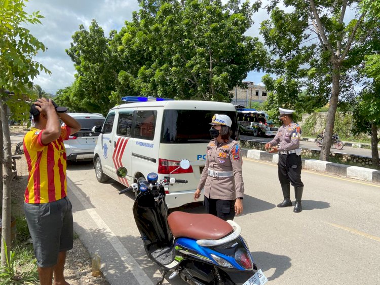 Ops Keselamatan Turangga 2023, Personel Ditlantas Polda NTT Beri Teguran Kepada Pengendara Sepeda Motor yang Tak Memakai Helm