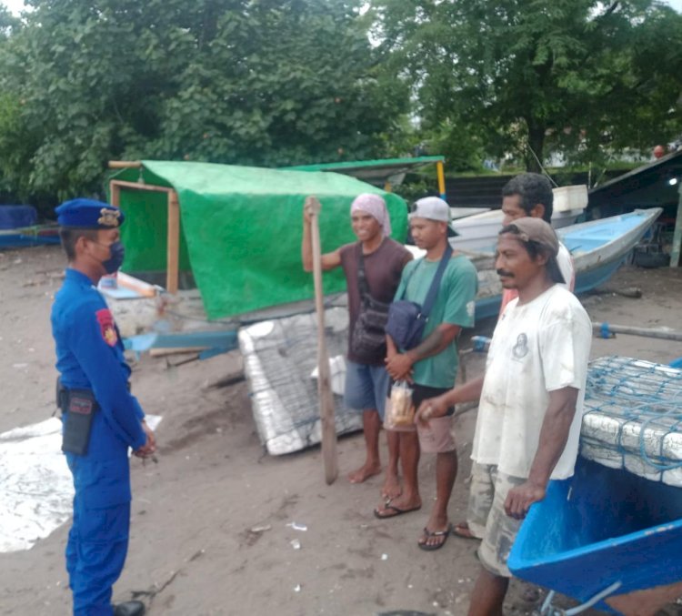 Jaga Situasi Aman di Daerah Pesisir Flotim, Personel Ditpolairud Polda NTT Edukasi Warga Tetap Jaga Kelestarian Sumber Daya Laut