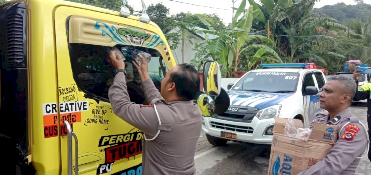 Tanggap Cepat Bencana Longsor yang Memutus Jalan Trans Timor, Polda NTT Kerahkan Anggota Bantu Pengendara