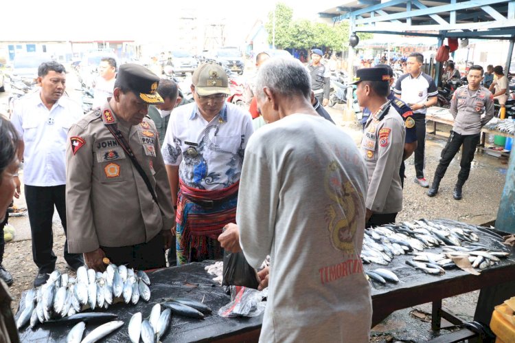 Sambangi Pasar Ikan Oeba, Para Pedagang Mengaku Senang dengan Kehadiran Kapolda NTT