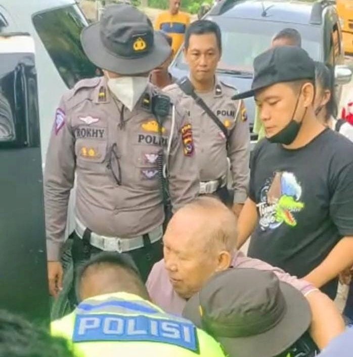 Anggota Ditlantas Polda NTT Bantu Evakuasi Pasien Sakit Stroke yang Terjebak Antrian di Lokasi Longsor Takari