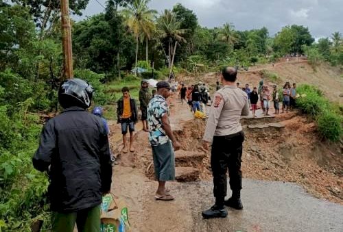 Putusnya Akses Jalan Akibat Bencana Tanah Longsor, Kapolsek Kie  Rutin Patroli