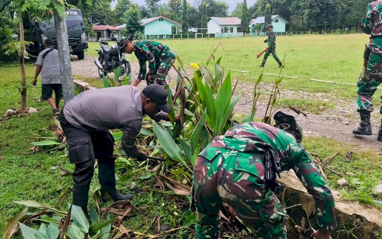 Wujudkan Lingkungan yang Bersih dan Sehat, Bhabikamtibmas Maumutin Bersama Satgas Pamtas Kerja Bakti di Kantor Desa Maumutin