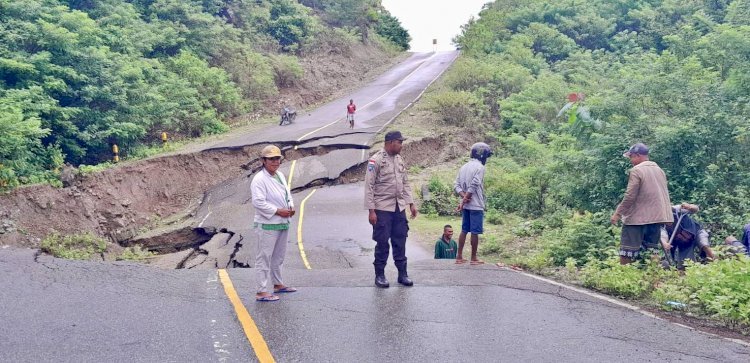 Siaga di Lokasi Jalan yang Putus, Ini yang Dilakukan Anggota Polsek Tasifeto Timur kepada Pengendara