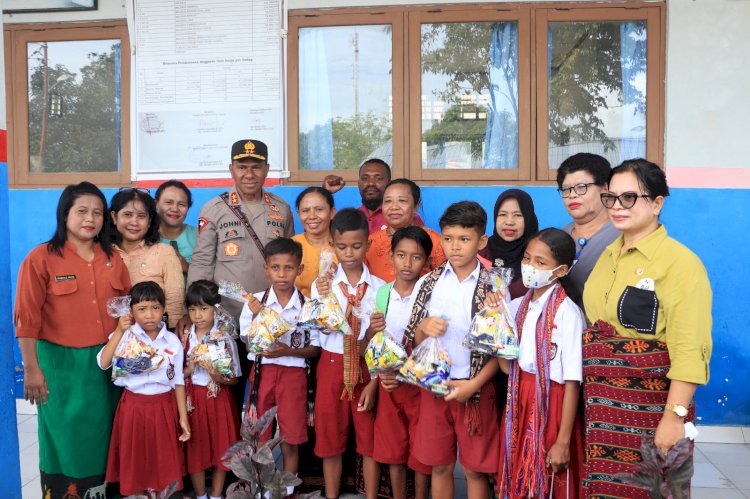 Safari Kamtibmas, Kapolda NTT Bagi-Bagi Hadiah kepada Siswa/i SD Oetete 1 dan 2