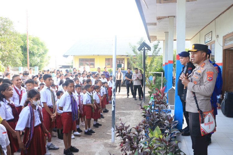 Ingin Bernostalgia dan Berikan Motivasi, Kapolda NTT Kunjungi SD Oetete 1 dan 2