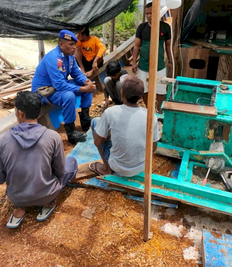 Personel Ditpolairud Polda NTT Beri Imbauan Kepada Warga Ronda Untuk Tidak Gunakan Bom Ikan