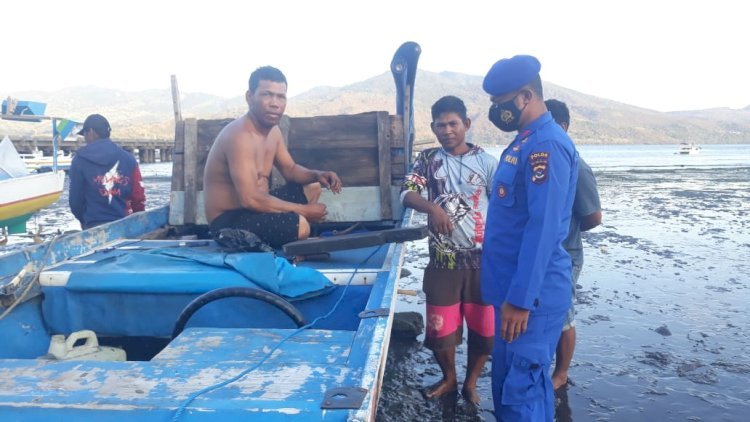 Patroli Daerah Pesisir Flotim, Personel Ditpolairud Polda NTT Ingatkan Warga Waspadai Cuaca Buruk Saat Berlayar