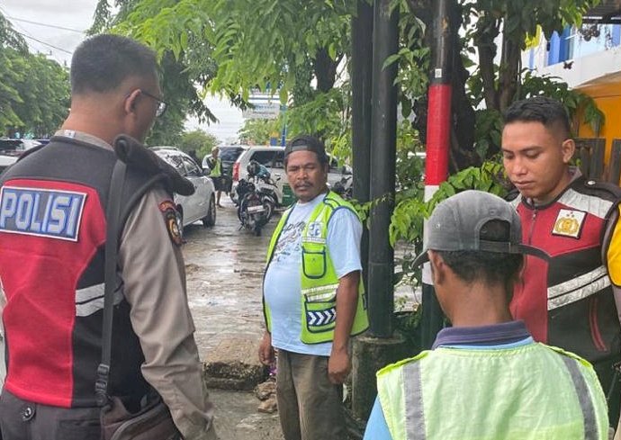 Jaga Situasi Tetap Aman dan Kondusif, Anggota Ditsamapta Polda NTT Patroli Sambangi Para Juru Parkir