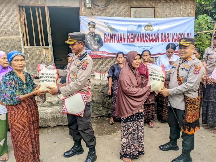 Polda NTT Salurkan Bantuan Kemanusian dari Kapolri Untuk Warga Terdampak Harga Bahan Pokok