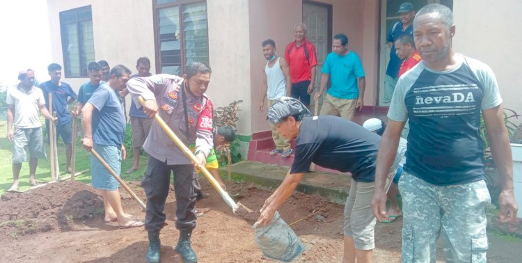 Bentuk Kebersamaan Bhabinkamtibmas Desa Kolilanang, Bantu Warga Kerja Bakti Pembangunan Jalan Depan Gereja St. Petrus