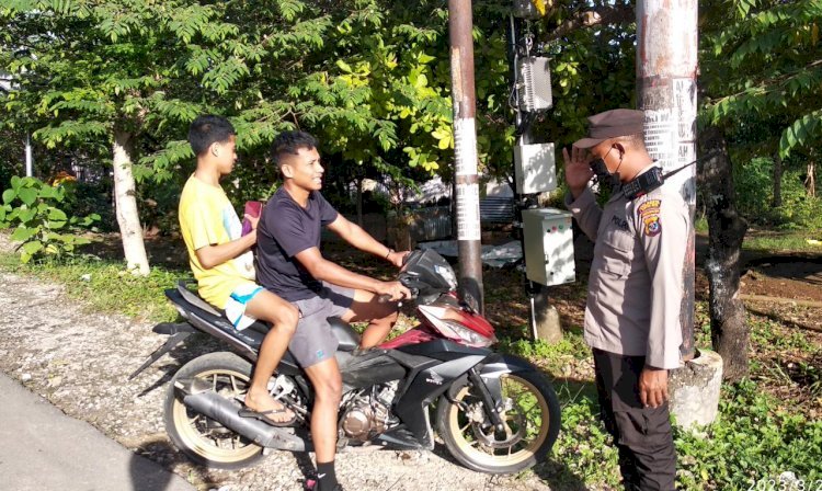 Anggota Polresta Kupang Kota Rutin Lakukan Pengaturan Arus Lalin Pagi dan Berikan Teguran Terhadap Pelanggaran Kasat Mata