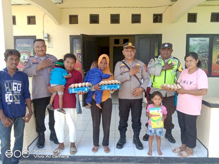 Polsek Sulamu Jadi Orang Tua Asuh Tiga Anak Stunting dari Kelurahan Sulamu