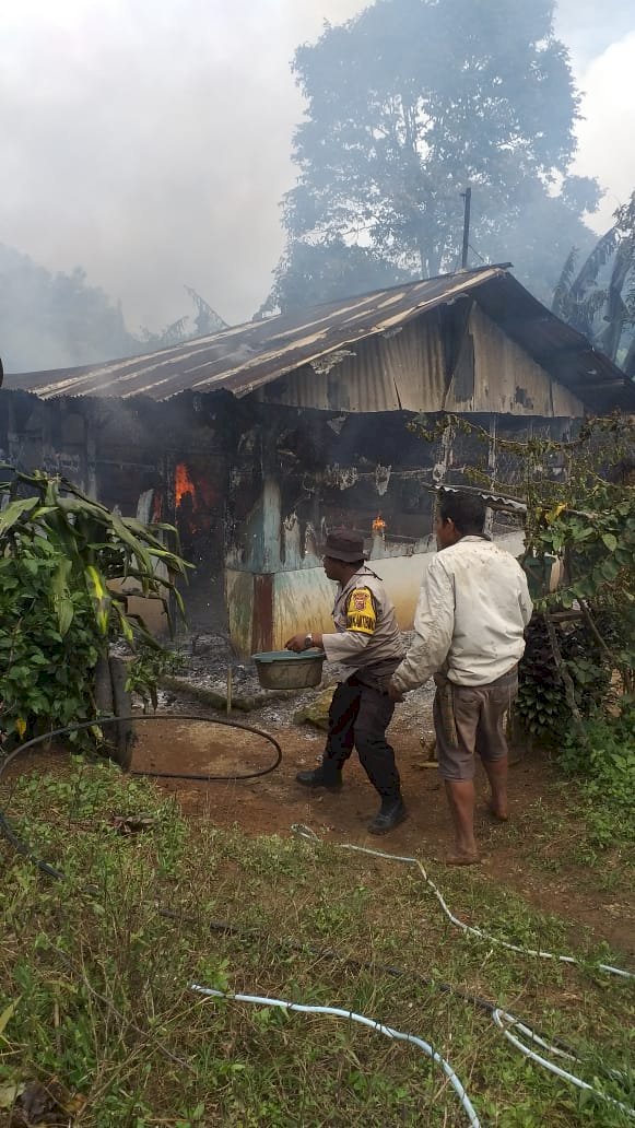 Aksi Heroik Bhabinkamtibmas Bersama Warga Bantu Padamkan Kebakaran Rumah