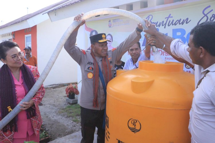 Di Lembata, Kapolda NTT dan Ketua Bhayangkari Daerah Juga Salurkan Bantuan Air Bersih di Perumahan Tanah Merah