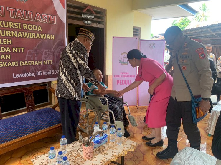 Kapolda NTT dan Ketua Bhayangkari Daerah NTT Beri Tali Asih dan Kursi Roda untuk Istri Purnawirawan Polri