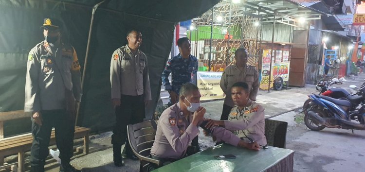 Pastikan Stamina Tetap Prima, Subsatgas Biddokkes Ops Ketupat Turangga 2023 Beri Pelayanan Kesehatan Kepada Anggota di Lapangan