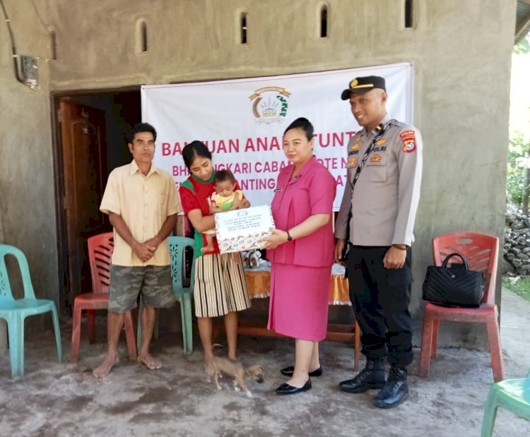 Peduli Stunting Kapolsek Rote Barat Laut Berikan bantuan Bagi Anak-Anak di Wilayahnya