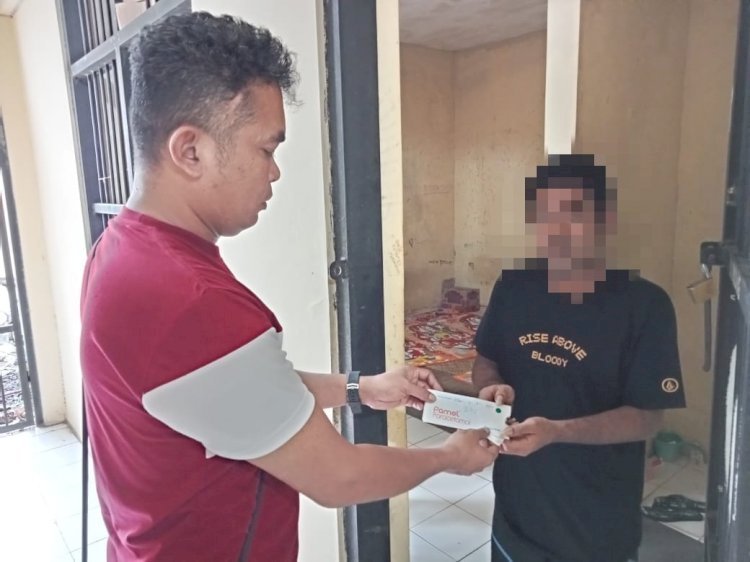 Tahanan Sakit, Satuan Tahti Polres Rote Ndao Berikan Obat kepada Tahanan